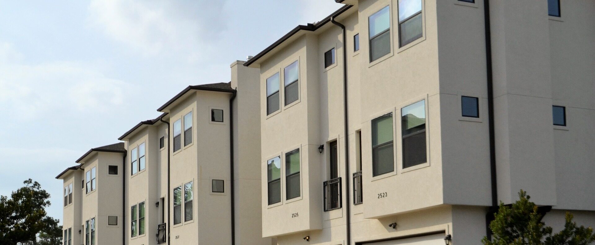 Bilden visar en byggnad med lägenheter. Takrengöring med impregnering ger dig lång hållbarhet på ditt tak.